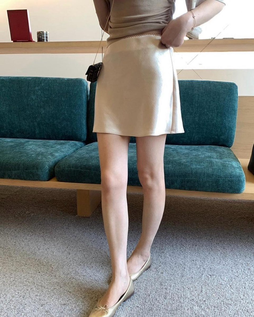 RobertaMalslom's tweet photo. Lace-trimmed satin mini skirt 😗 
Full of elegance 
Lustrous satin creates a luxurious look 
Lace-trimmed waistband adds sweetness and dimension 
Slim-fit design for effortless proportions 
Elegant, figure-flattering mini skirt 
Item no. : https://t.co/G9W7idO3to