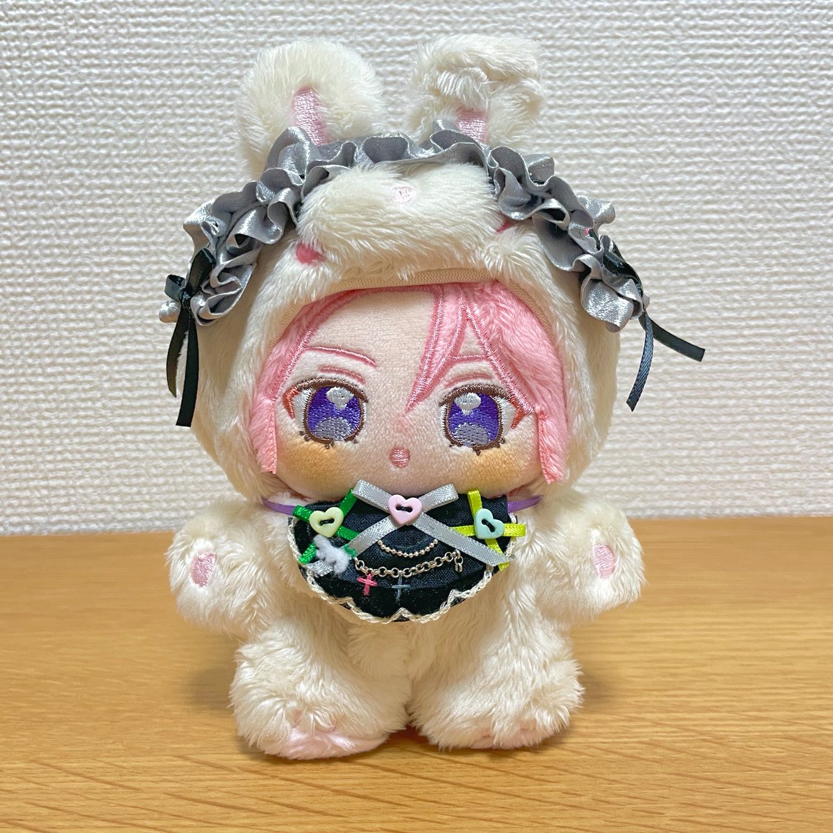 Mutatata3's tweet photo. リボンが余ったのでMEME:ID風スタイも作ってみました😌
ヘッドドレスはお揃いで🫶🏻

並べるととってもかわいいです😊💕

（衣装の⚡️ヘアピン追加しました）

#いつぬいが見られるタグ
#あんスタ手芸部 https://t.co/MkVqehPs66