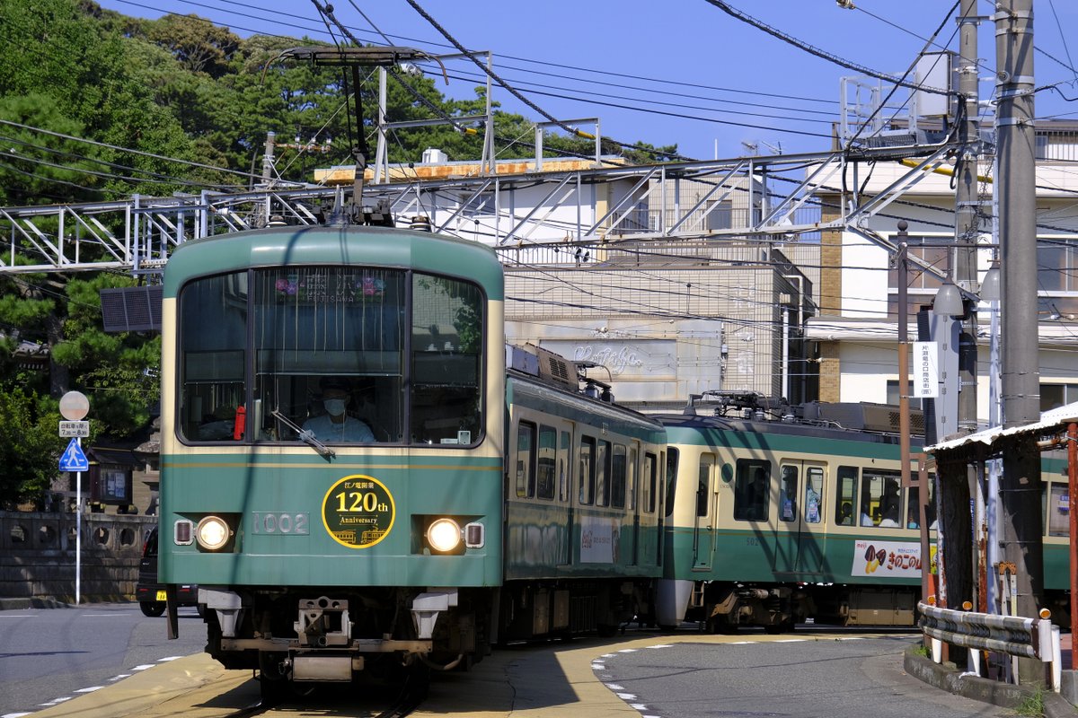 Kouno_tmf's tweet photo. 引退が決定した1002Fと1101F。
1101Fの方が先に引退とは予想外でした。
引退までにラッピングはそのまま…？

#江ノ電 https://t.co/5vfOQSAHFg