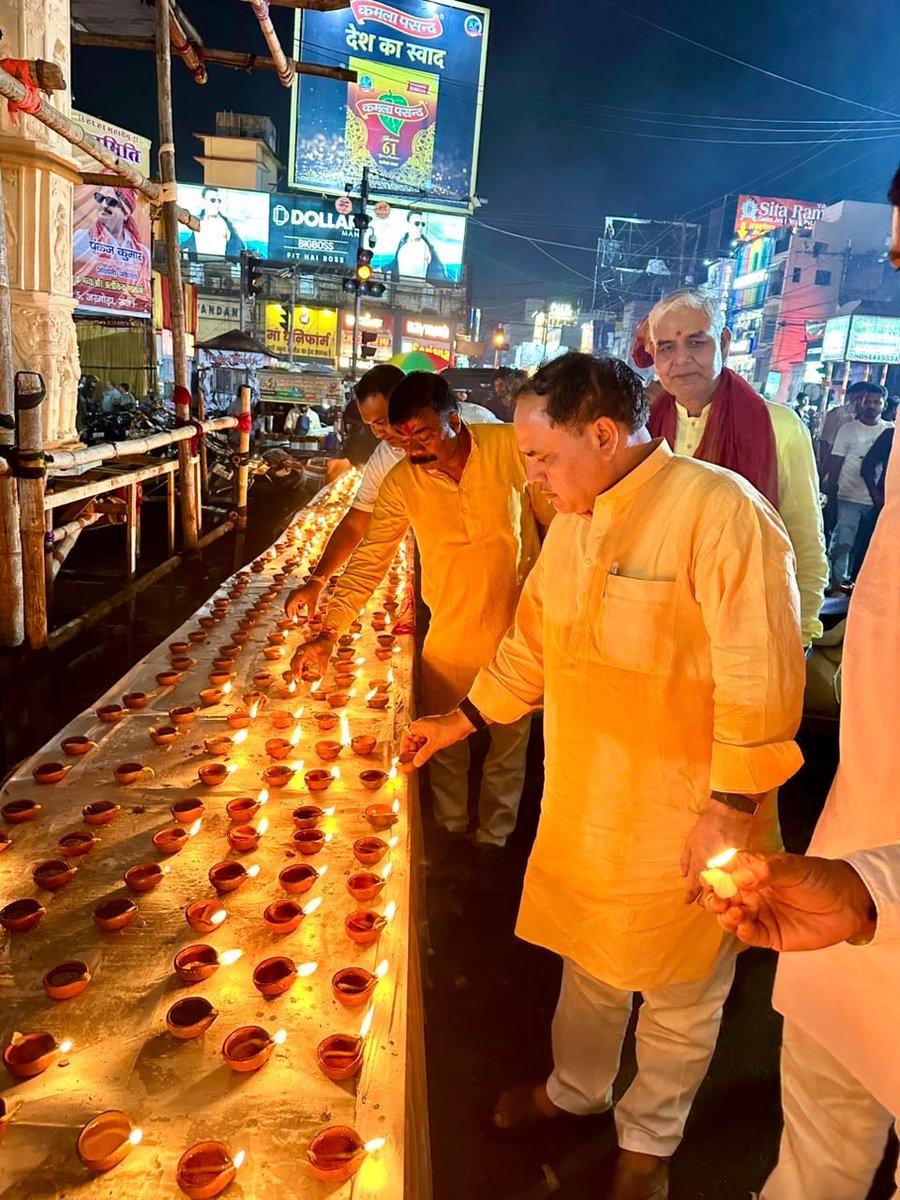 bjpkarmveer's tweet photo. “एक दीप सेवा, समर्पण और राष्ट्र निर्माण के संकल्प का।” 🪔

आज अल्बर्ट एक्का चौक, राँची में श्री बाबूलाल मरांडी जी के साथ श्री रमेश सिंह जी द्वारा आयोजित दीपोत्सव में दीप प्रज्वलित कर प्रधानमंत्री श्री नरेन्द्र मोदी जी के दीर्घायु की कामना की। 🇮🇳

#AshirwadKaDiya https://t.co/zjxP9wpn9b