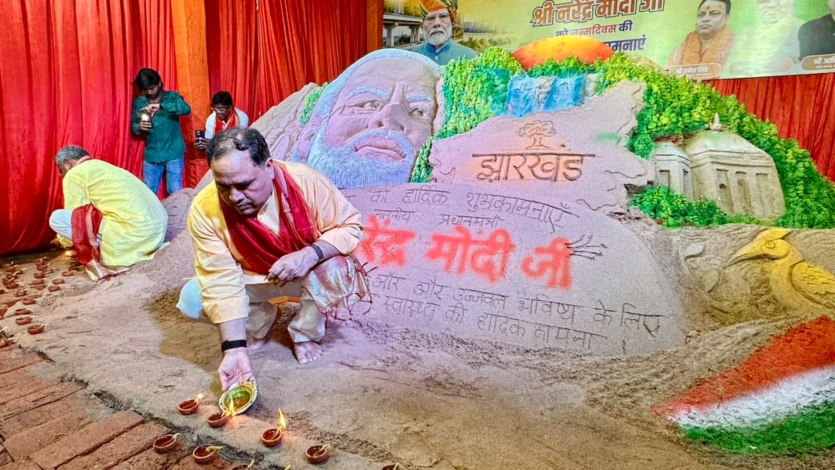 bjpkarmveer's tweet photo. “एक दीप सेवा, समर्पण और राष्ट्र निर्माण के संकल्प का।” 🪔

आज अल्बर्ट एक्का चौक, राँची में श्री बाबूलाल मरांडी जी के साथ श्री रमेश सिंह जी द्वारा आयोजित दीपोत्सव में दीप प्रज्वलित कर प्रधानमंत्री श्री नरेन्द्र मोदी जी के दीर्घायु की कामना की। 🇮🇳

#AshirwadKaDiya https://t.co/zjxP9wpn9b
