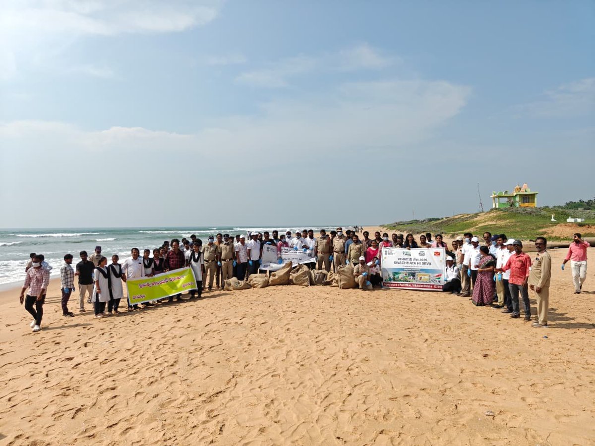 pmgvisakhapatna's tweet photo. @JM_Scindia @PemmasaniOnX @IndiaPostOffice @appostalcircle @moesgoi Taking the Ocean Conservation Pledge and forming a Human Chain to spread the message of ocean protection. 🌊💙
#SwachhSagarSurakshitSagar #SSSS5 #IndiaPost #CleanCoast https://t.co/gWnmFEhAAD