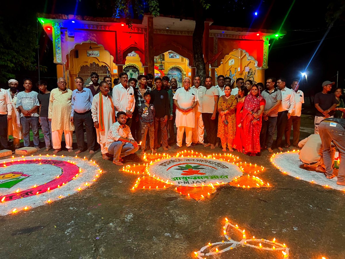 AjayVishnoiBJP's tweet photo. आदरणीय प्रधानमंत्री श्री @narendramodi जी के जन्मदिवस के अवसर पर आज जबलपुर में निज निवास पर परिवार के साथ एवं गणेश पंडाल में साथियों के साथ 'आशीर्वाद का दीया' प्रज्ज्वलित किया।

इस अवसर पर भगवान से प्रधानमंत्री जी के उत्तम स्वास्थ्य, दीर्घायु एवं निरंतर राष्ट्रसेवा के लिए प्रार्थना की। प्रधानमंत्री जी के नेतृत्व में हमारा राष्ट्र विकास और समृद्धि के नए शिखर प्राप्त करता रहे, यही कामना है।

#AshirwadKaDiya #SevaSankalpAbhiyan
#सेवा_संकल्प_अभियान
#SevaSankalpAbhiyan
#AshirwadKaDiya