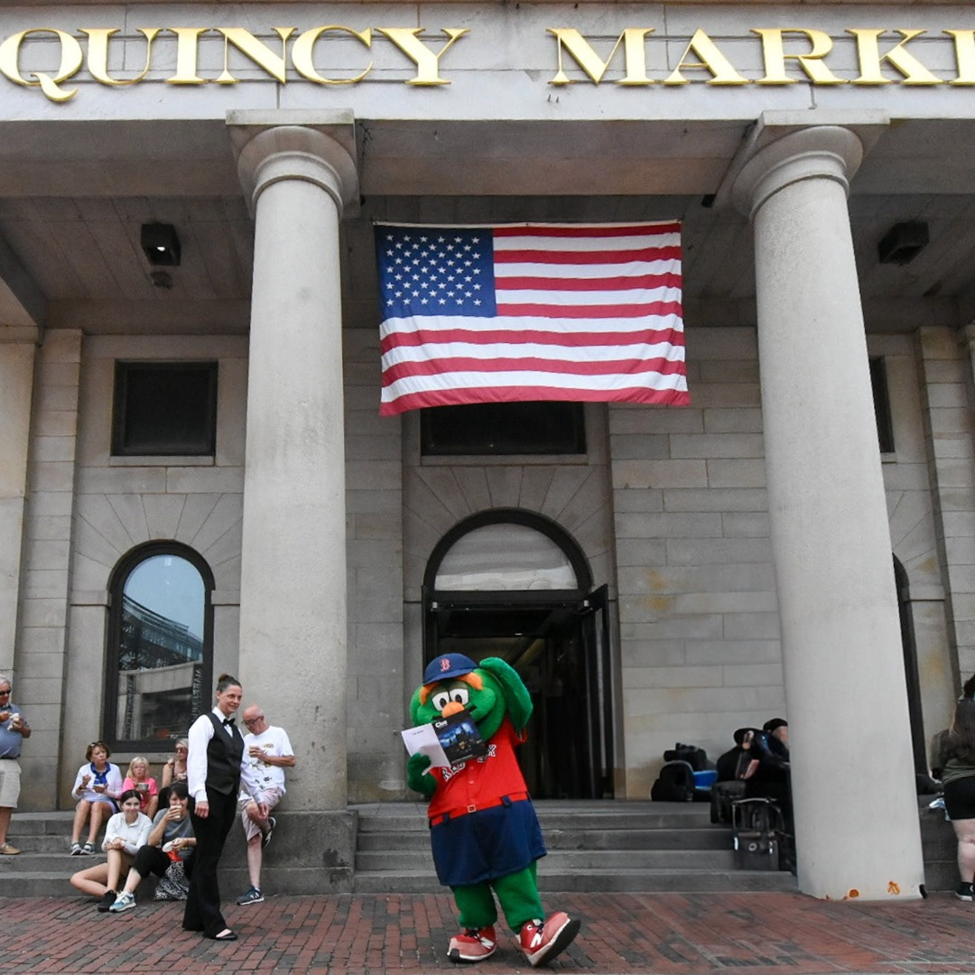 MeaghanSwenemm's tweet photo. 4 Reasons to Visit Quincy Market This Summer! • Endless foodie favorites 
• Live street performers 
• Historic Boston charm 
• Great people-watching 

A Boston summer tradition you won’t want to miss! Photo credit: Faneuil Hall Marketplace https://t.co/2AT2Doz1NI