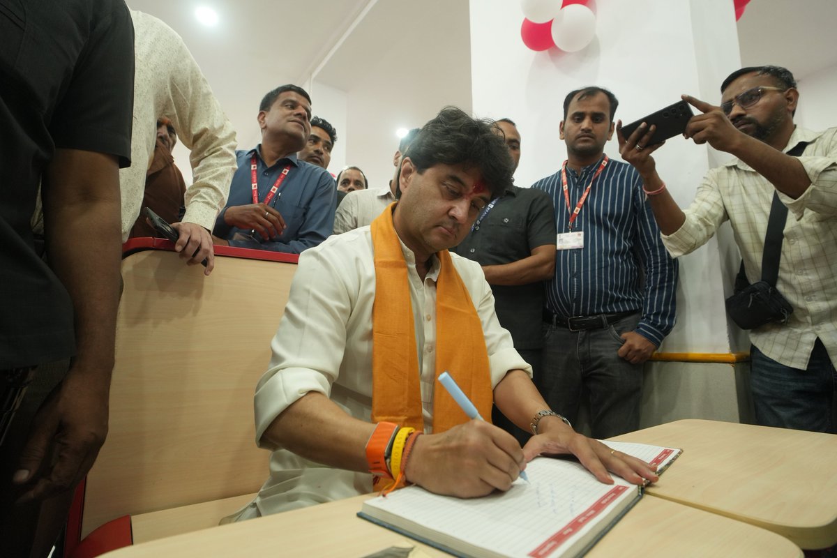 CPMGMP's tweet photo. @JM_Scindia @IndiaPostOffice भारत सरकार की डाकघर आधुनिकीकरण की महत्वाकांक्षी पहल के अंतर्गत स्कूल ऑफ प्लानिंग एण्ड आर्किटेक्चर नई दिल्ली के डिजाइन संबंधी दिशा.निर्देशों के अनुरूप गुना प्रधान डाकघर के कायाकल्प लुक एंड फील इम्प्रूवमेंट का कार्य पूर्ण किया गया है । 

#SpecialCampaign6 #indiapost #guna https://t.co/5oCZQw9Uyu