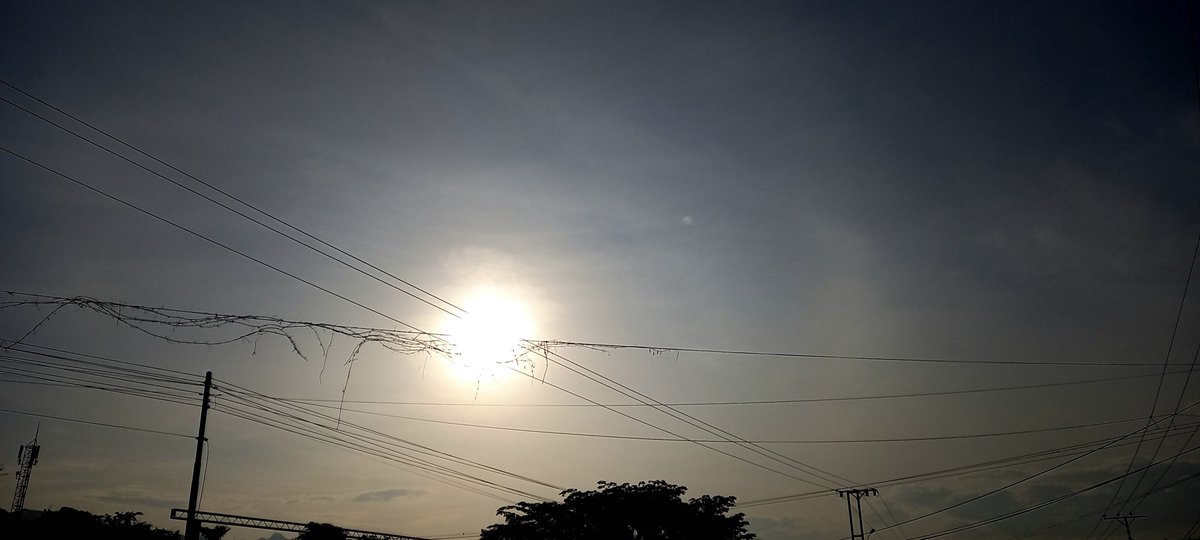 brossamadoz's tweet photo. ¿PARHELIO? 

Después del hermoso amanecer color ámbar, estuvo a punto de formarse un halo y casi un parhelio. Es lo que creo. No sé, dime tú @RiikonenMarko. Tan pronto leas este post me animo a enviarte otra fotografía. Puerto La Cruz, 17 de septiembre de 2026. De 7:12am a 7:37am https://t.co/HSmBYMKqZm