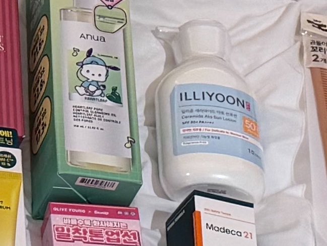 thvlqq5's tweet photo. イリユン の 日焼け止め ちょっと前にTikTokで
韓国の方が 投稿しとるの見て え！絶対欲しい！
の気持ちで 渡韓して どこでもあるやろ~て 思ったら
どっこにもなくて ようやく 龍山 の オリヤン で見つけて
おっきい方 買って 帰ってきた☀️
まさかの 新商品 やったとは(๑ ᴖ ᴑ ᴖ ๑) https://t.co/QzFBkTWWnW
