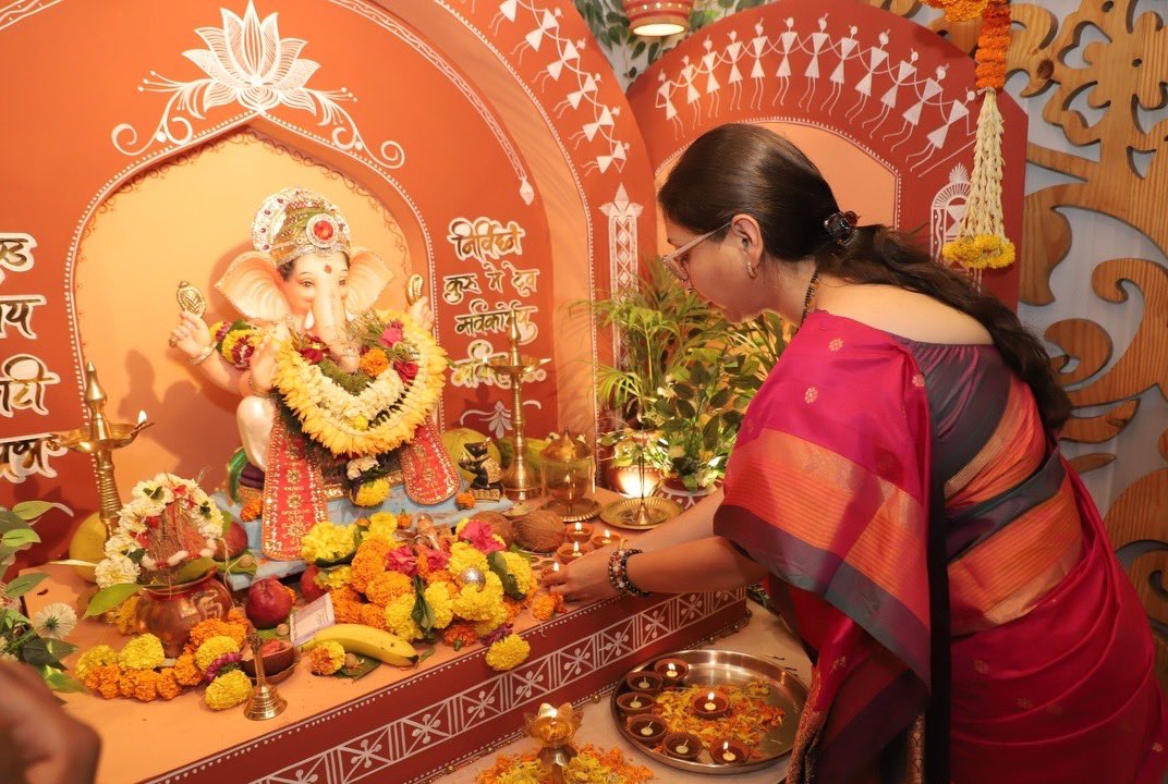 snehadubepandit's tweet photo. गेली पाच दिवस बाप्पा आपल्या घरी विराजमान होते. या मंगलमय वातावरणात आज, पंतप्रधान नरेंद्र मोदीजींच्या वाढदिवसानिमित्त बाप्पाच्या चरणी दीप प्रज्वलित करून त्यांच्या उत्तम आरोग्यासाठी आणि दीर्घायुष्यासाठी मनोभावे प्रार्थना केली. 🙏🪔

आज घरी भजन मंडळीच्या उपस्थितीत भक्तिमय वातावरणात भजन झाले. यावेळी मोदीजींच्या वाढदिवसानिमित्त विशेष भजन गाऊन, त्यांना उत्तम आरोग्य, दीर्घायुष्य आणि देशसेवेसाठी सदैव बळ मिळावे, अशी बाप्पाच्या चरणी प्रार्थना केली.

जनसेवेला आणि राष्ट्रसेवेला समर्पित असलेल्या मोदीजींच्या आयुष्यात सुख, समाधान आणि आरोग्य सदैव नांदो, त्यांच्यावर बाप्पाचा आशीर्वाद कायम राहो आणि भारतमातेची सेवा करण्यासाठी त्यांना अखंड ऊर्जा मिळो, हीच मनापासून इच्छा.

गणपती बाप्पा मोरया! 🙏🌺
मोदीजींना वाढदिवसाच्या मनःपूर्वक शुभेच्छा! 🇮🇳🙏

#narendramodi #happybirthdaypmmodi #ashirwadkadiya #snehadubepandit