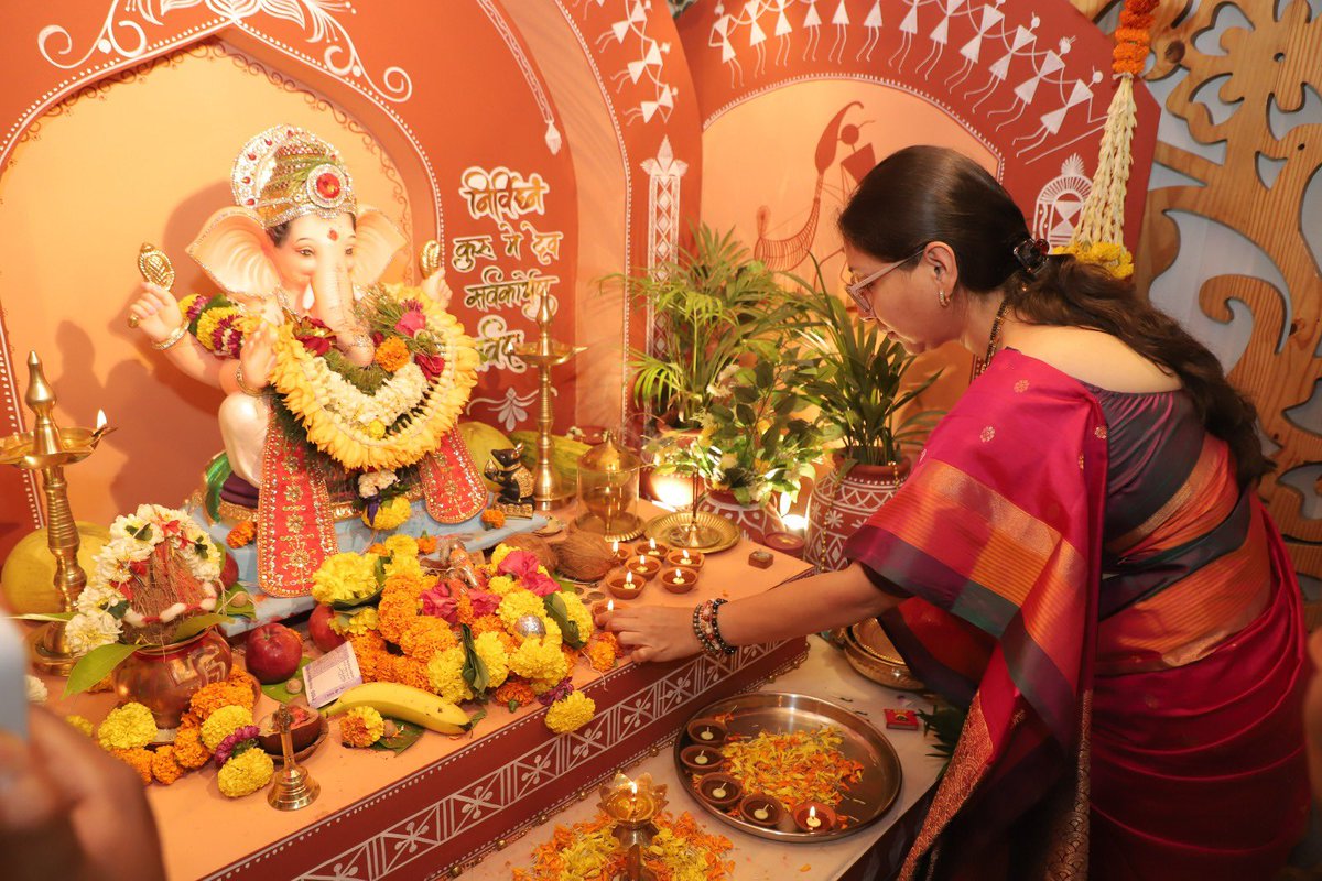 snehadubepandit's tweet photo. गेली पाच दिवस बाप्पा आपल्या घरी विराजमान होते. या मंगलमय वातावरणात आज, पंतप्रधान नरेंद्र मोदीजींच्या वाढदिवसानिमित्त बाप्पाच्या चरणी दीप प्रज्वलित करून त्यांच्या उत्तम आरोग्यासाठी आणि दीर्घायुष्यासाठी मनोभावे प्रार्थना केली. 🙏🪔

आज घरी भजन मंडळीच्या उपस्थितीत भक्तिमय वातावरणात भजन झाले. यावेळी मोदीजींच्या वाढदिवसानिमित्त विशेष भजन गाऊन, त्यांना उत्तम आरोग्य, दीर्घायुष्य आणि देशसेवेसाठी सदैव बळ मिळावे, अशी बाप्पाच्या चरणी प्रार्थना केली.

जनसेवेला आणि राष्ट्रसेवेला समर्पित असलेल्या मोदीजींच्या आयुष्यात सुख, समाधान आणि आरोग्य सदैव नांदो, त्यांच्यावर बाप्पाचा आशीर्वाद कायम राहो आणि भारतमातेची सेवा करण्यासाठी त्यांना अखंड ऊर्जा मिळो, हीच मनापासून इच्छा.

गणपती बाप्पा मोरया! 🙏🌺
मोदीजींना वाढदिवसाच्या मनःपूर्वक शुभेच्छा! 🇮🇳🙏

#narendramodi #happybirthdaypmmodi #ashirwadkadiya #snehadubepandit
