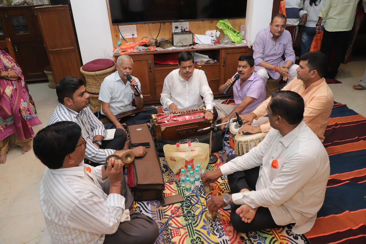 snehadubepandit's tweet photo. गेली पाच दिवस बाप्पा आपल्या घरी विराजमान होते. या मंगलमय वातावरणात आज, पंतप्रधान नरेंद्र मोदीजींच्या वाढदिवसानिमित्त बाप्पाच्या चरणी दीप प्रज्वलित करून त्यांच्या उत्तम आरोग्यासाठी आणि दीर्घायुष्यासाठी मनोभावे प्रार्थना केली. 🙏🪔

आज घरी भजन मंडळीच्या उपस्थितीत भक्तिमय वातावरणात भजन झाले. यावेळी मोदीजींच्या वाढदिवसानिमित्त विशेष भजन गाऊन, त्यांना उत्तम आरोग्य, दीर्घायुष्य आणि देशसेवेसाठी सदैव बळ मिळावे, अशी बाप्पाच्या चरणी प्रार्थना केली.

जनसेवेला आणि राष्ट्रसेवेला समर्पित असलेल्या मोदीजींच्या आयुष्यात सुख, समाधान आणि आरोग्य सदैव नांदो, त्यांच्यावर बाप्पाचा आशीर्वाद कायम राहो आणि भारतमातेची सेवा करण्यासाठी त्यांना अखंड ऊर्जा मिळो, हीच मनापासून इच्छा.

गणपती बाप्पा मोरया! 🙏🌺
मोदीजींना वाढदिवसाच्या मनःपूर्वक शुभेच्छा! 🇮🇳🙏

#narendramodi #happybirthdaypmmodi #ashirwadkadiya #snehadubepandit