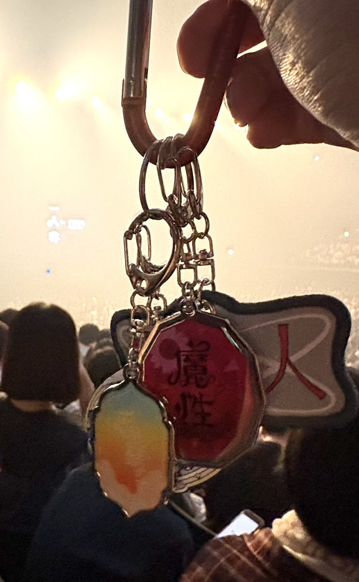 TOYAMARAIU888y's tweet photo. 1日遅れ感想
朗読もMCもない分、音楽と演者の様子を100%楽しめるライブって感じで新鮮だった！
楽器隊も多い分、花も騒めくとか千鳥みたいな明るめの曲だとステージが賑やかで、なんかこっちまで楽しくなっちゃった✨(小並)
聴いてるみんながそれぞれのノリ方してるのもよかったな
#一人称 https://t.co/ThIEVJ1Yiz