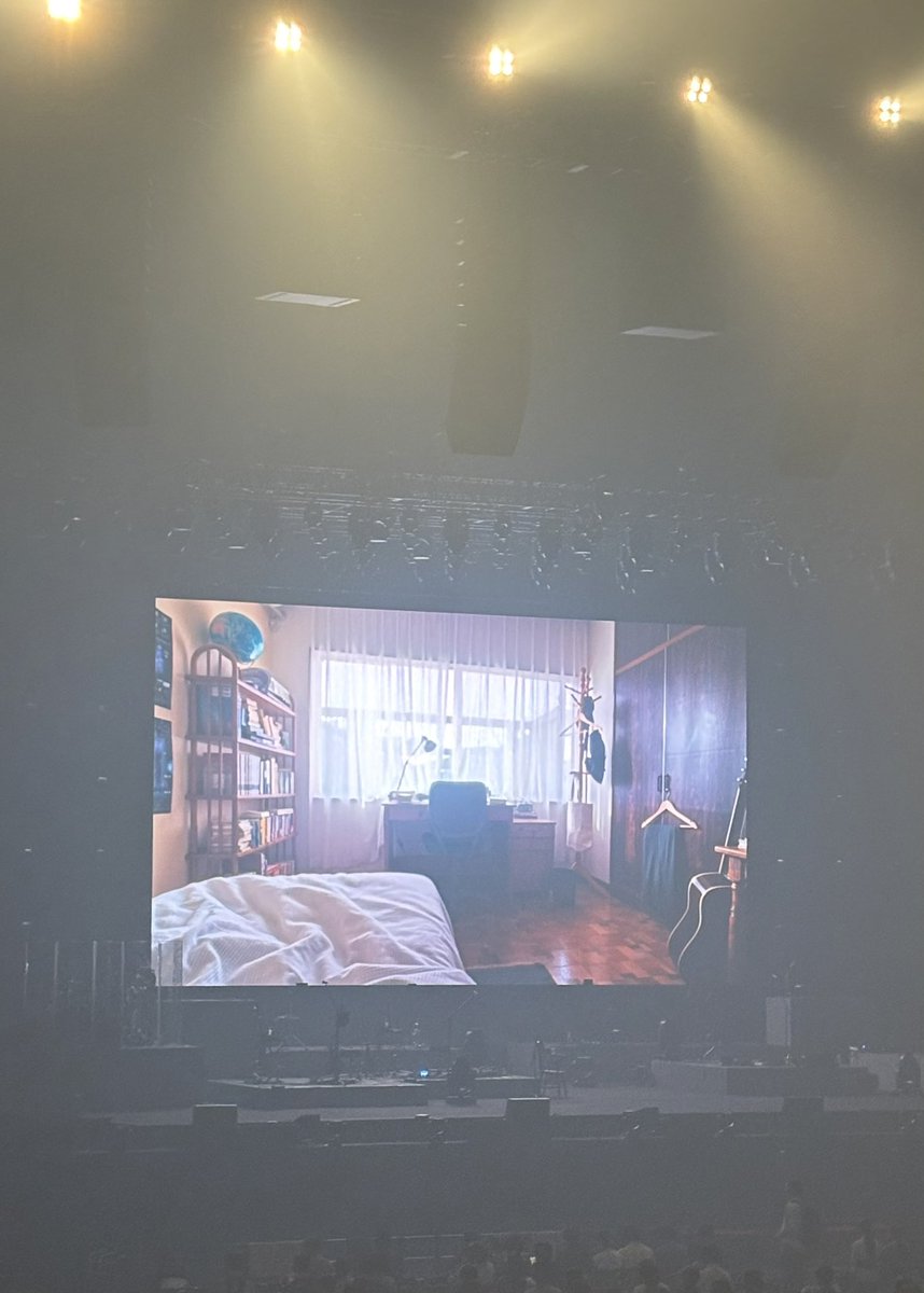 TOYAMARAIU888y's tweet photo. 1日遅れ感想
朗読もMCもない分、音楽と演者の様子を100%楽しめるライブって感じで新鮮だった！
楽器隊も多い分、花も騒めくとか千鳥みたいな明るめの曲だとステージが賑やかで、なんかこっちまで楽しくなっちゃった✨(小並)
聴いてるみんながそれぞれのノリ方してるのもよかったな
#一人称 https://t.co/ThIEVJ1Yiz