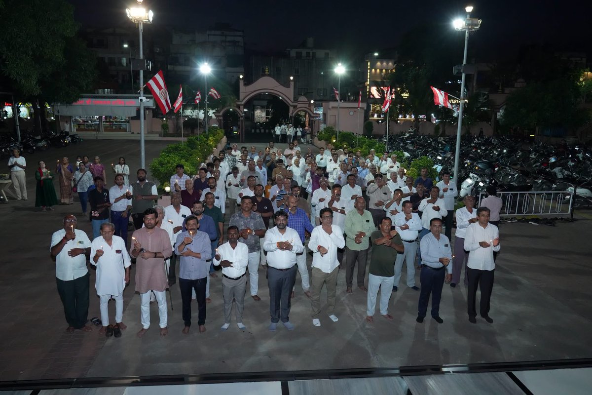 vinod_moradiya's tweet photo. આજે આપણા દેશના લોકલાડીલા વડાપ્રધાનશ્રી નરેન્દ્રભાઈ મોદી સાહેબના ૭૬મા જન્મદિવસ નિમિત્તે શ્રી સ્વામિનારાયણ મંદિર, ડભોલી ખાતે ભવ્ય મહાઆરતી કરી અને પ્રધાનમંત્રીશ્રીના સારા સ્વાસ્થ્ય, સુખાકારી અને દીર્ઘાયુ જીવન માટે પ્રાર્થના કરી.

@narendramodi  @PMOIndia https://t.co/dP8aT7XML9