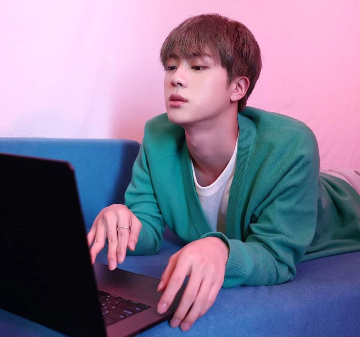 cinepolisarg's tweet photo. Haciéndome la que no me importa que faltan 34 días para BTS en ARGENTINA

ARMY, sabemos que la espera se hace eterna… por eso ¡sumamos nuevas funciones! 😭 Preventa activa en https://t.co/jTolIwWwKt https://t.co/TGTNufowNG