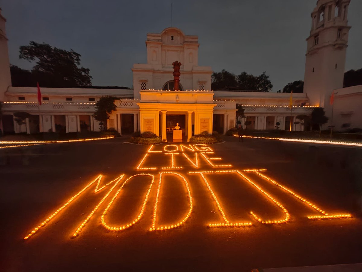 Mrsinha's tweet photo. And this is from Delhi assembly... Speaker @Gupta_vijender ji decided to give Kejriwal one more burn... 😬💀 https://t.co/cMOWrwm9zT