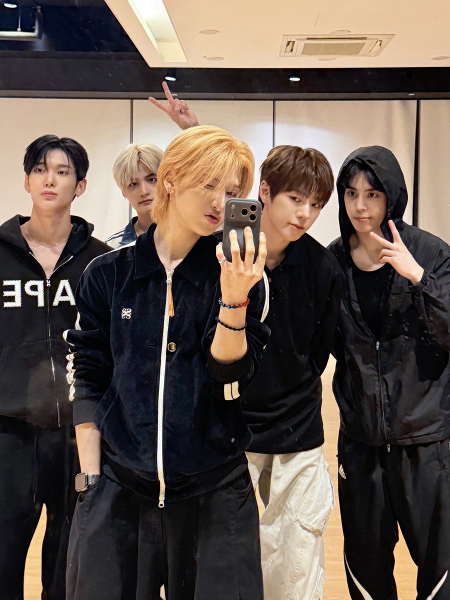 ggung_si's tweet photo. 팀나우즈 오래오래 행복합시다👊🏻👊🏻 https://t.co/bMUyRZbhCF