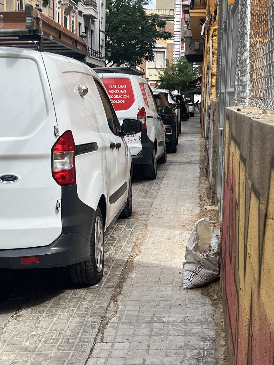 ramircalvo's tweet photo. Hola, @policialocalvlc!

Vaig amb mon pare amb cadira de rodes per ací, el carrer de Villanueva Gascón. A més, les voreres són altes i no estan adaptades.

(Ganes de punxar rodes o rebentar retrovisors no em falten)

ac: @AjuntamentVLC https://t.co/vHdYlRIRYG