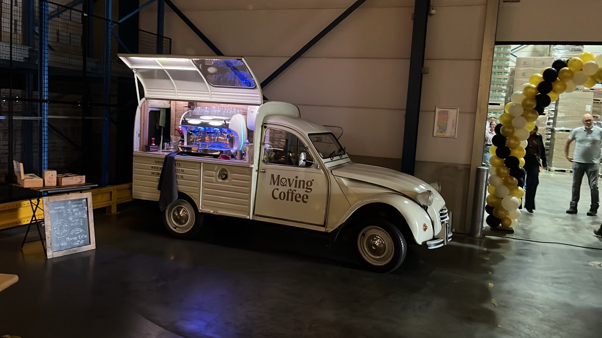 movingcoffee_nl's tweet photo. We blijven lekker bezig om geweldige koffie te maken op verschillende locaties. Of dat nu bij  installatiebedrijf unica, Dutch Flame of Afas Software is. Op elke locatie verse koffie! #koffieoplocatie #koffiebarhuren https://t.co/G1ko64bCNR