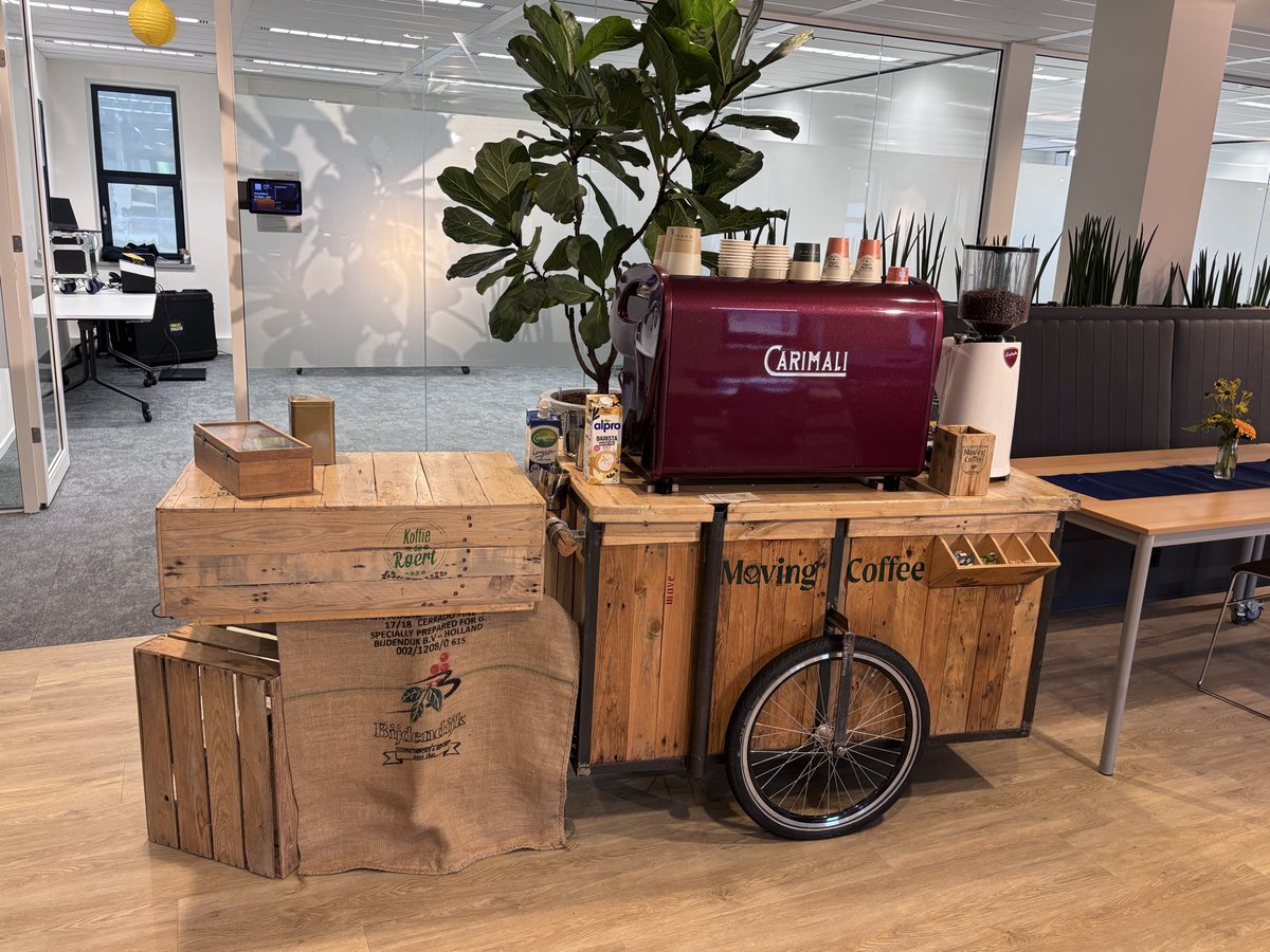 movingcoffee_nl's tweet photo. We blijven lekker bezig om geweldige koffie te maken op verschillende locaties. Of dat nu bij  installatiebedrijf unica, Dutch Flame of Afas Software is. Op elke locatie verse koffie! #koffieoplocatie #koffiebarhuren https://t.co/G1ko64bCNR