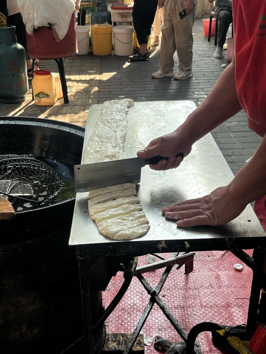 SimoneTheuvz's tweet photo. Craving this crispy street fried dough stick dipped in soybean milk—perfect morning bite on a busy commute!， https://t.co/koZbEy6doY