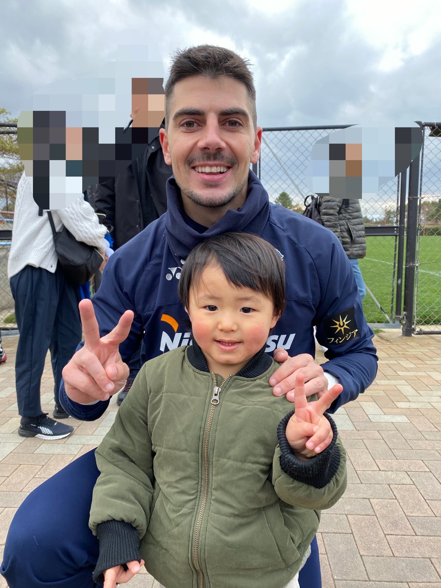 So99Soso's tweet photo. 2020年の若かりし頃の上島選手や大弥、セランテス。
子どもだけでもいいので、またこういうファンサやってほしい。
この翌日に長女が生まれてきたのもいい思い出。
#アビスパ福岡ミッション919 
#アビスパ福岡 https://t.co/f09glcqjP7