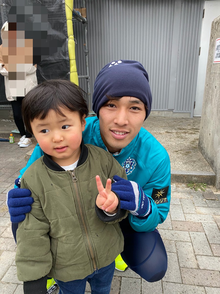 So99Soso's tweet photo. 2020年の若かりし頃の上島選手や大弥、セランテス。
子どもだけでもいいので、またこういうファンサやってほしい。
この翌日に長女が生まれてきたのもいい思い出。
#アビスパ福岡ミッション919 
#アビスパ福岡 https://t.co/f09glcqjP7