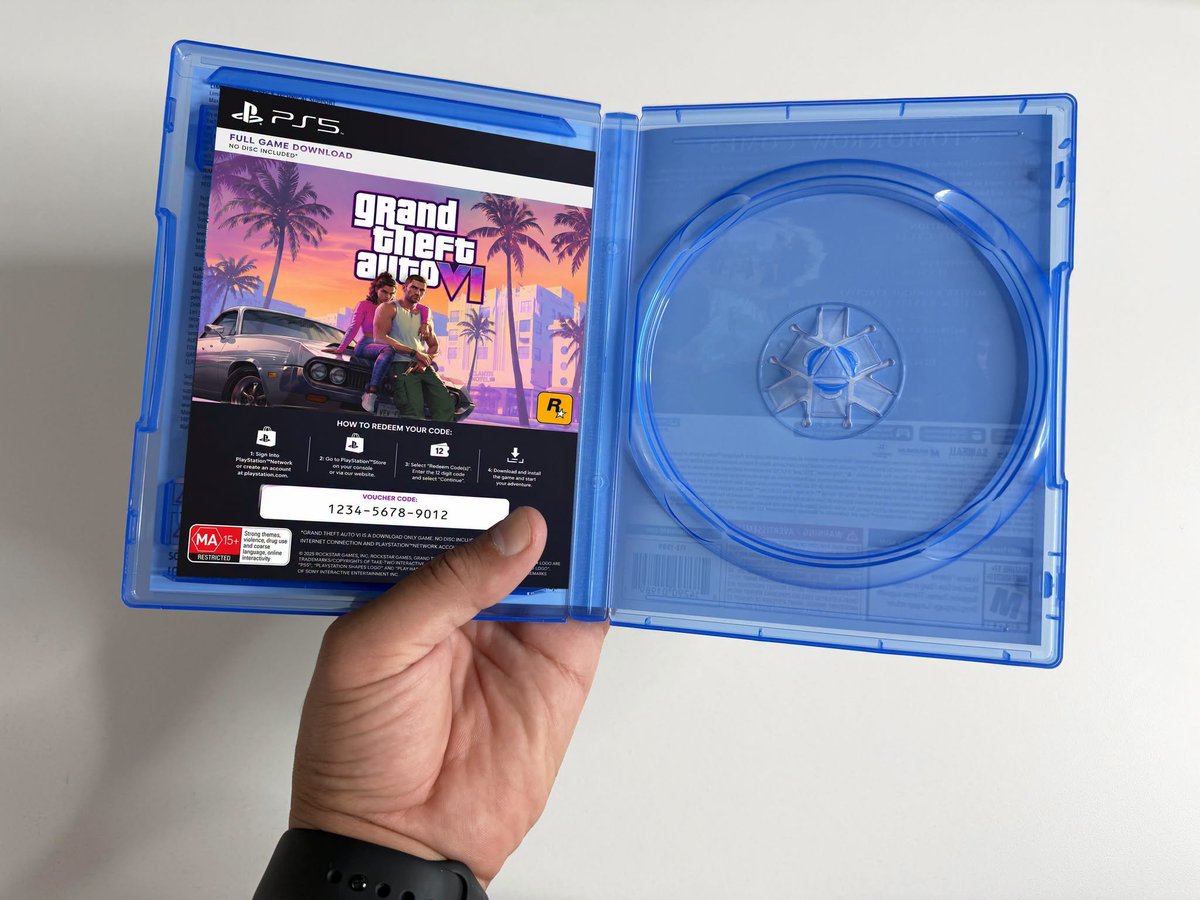 eXtas1stv's tweet photo. Increíble la lógica de la industria: te venden un trozo de plástico con un código en la caja con el producto principal, pero para el soundtrack sí te venden el CD y el Vinilo en físico. 

Prioridades, supongo. 🤡💿