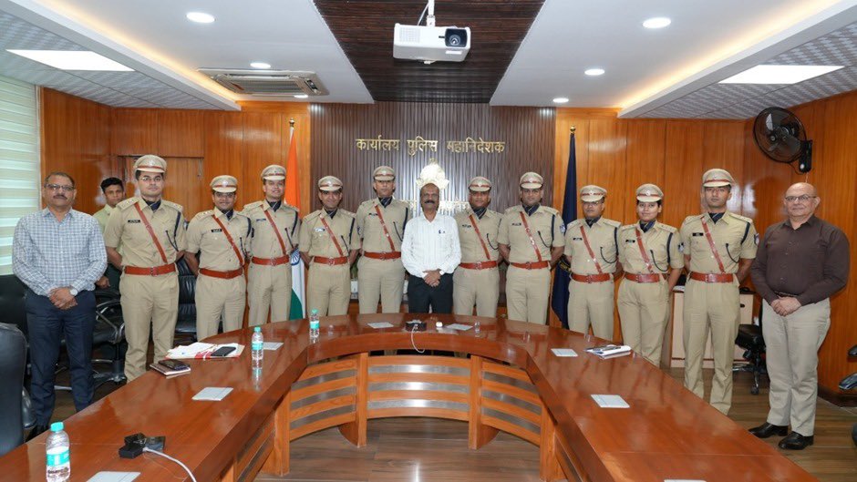 DGP_MP's tweet photo. ✨जनता को त्वरित राहत, अधीनस्थों को सही दिशा यही प्रभावी पुलिस नेतृत्व...

पुलिस महानिदेशक श्री कैलाश मकवाणा ने आज पुलिस मुख्यालय, भोपाल में हाल ही में प्रशिक्षण पूर्ण कर सेवा में आए 10 सहायक पुलिस अधीक्षक (IPS) अधिकारियों से संवाद किया।

#DGPMP #Mppolice https://t.co/5tZ0s4ZwLJ