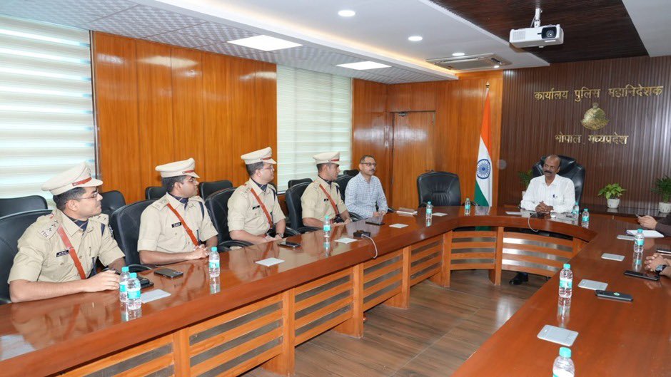 DGP_MP's tweet photo. ✨जनता को त्वरित राहत, अधीनस्थों को सही दिशा यही प्रभावी पुलिस नेतृत्व...

पुलिस महानिदेशक श्री कैलाश मकवाणा ने आज पुलिस मुख्यालय, भोपाल में हाल ही में प्रशिक्षण पूर्ण कर सेवा में आए 10 सहायक पुलिस अधीक्षक (IPS) अधिकारियों से संवाद किया।

#DGPMP #Mppolice https://t.co/5tZ0s4ZwLJ