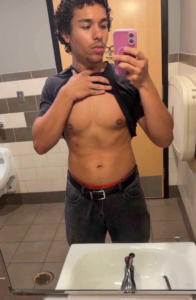 maksimwb's tweet photo. 5am mirror pic😴 https://t.co/PAJsx0jWCa