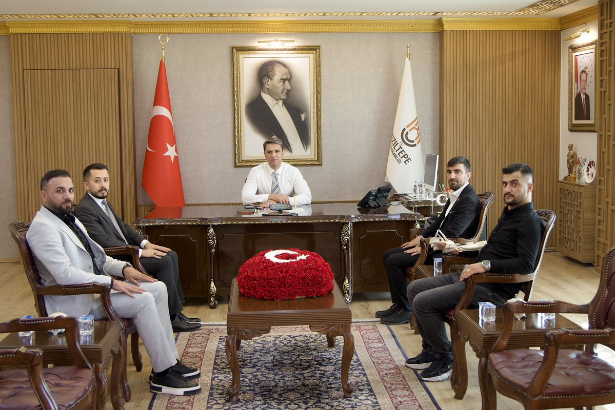 MardinSehitGazi's tweet photo. Türkiye Harp Malûlü Gaziler, Şehit Dul ve Yetimleri Derneği Mardin Şube Başkanımız Sayın İbrahim ARI, Başkan Yardımcılarımız Gazi Muhammed ÇAYHAN ve Uğur YILDIRIM ile Yönetim Kurulu Üyemiz Gazi Salih TEKİN, Kızıltepe Kaymakamımız Sayın Murat ACAR’ı makamında ziyaret ettiler.

Gerçekleştirilen ziyarette, şehit ailelerimiz ve gazilerimizin talepleri ile derneğimizin çalışmaları hakkında karşılıklı görüş alışverişinde bulunuldu.

Sayın Kaymakamımıza nazik kabulleri ve şehit ailelerimiz ile gazilerimize gösterdikleri hassasiyet dolayısıyla teşekkür ederiz.

@YasarGulermsb 
@mustafaciftcitr 
@MahinurOzdemir 

@iletisim 
@TC_icisleri 
@KiziltepeKymlk