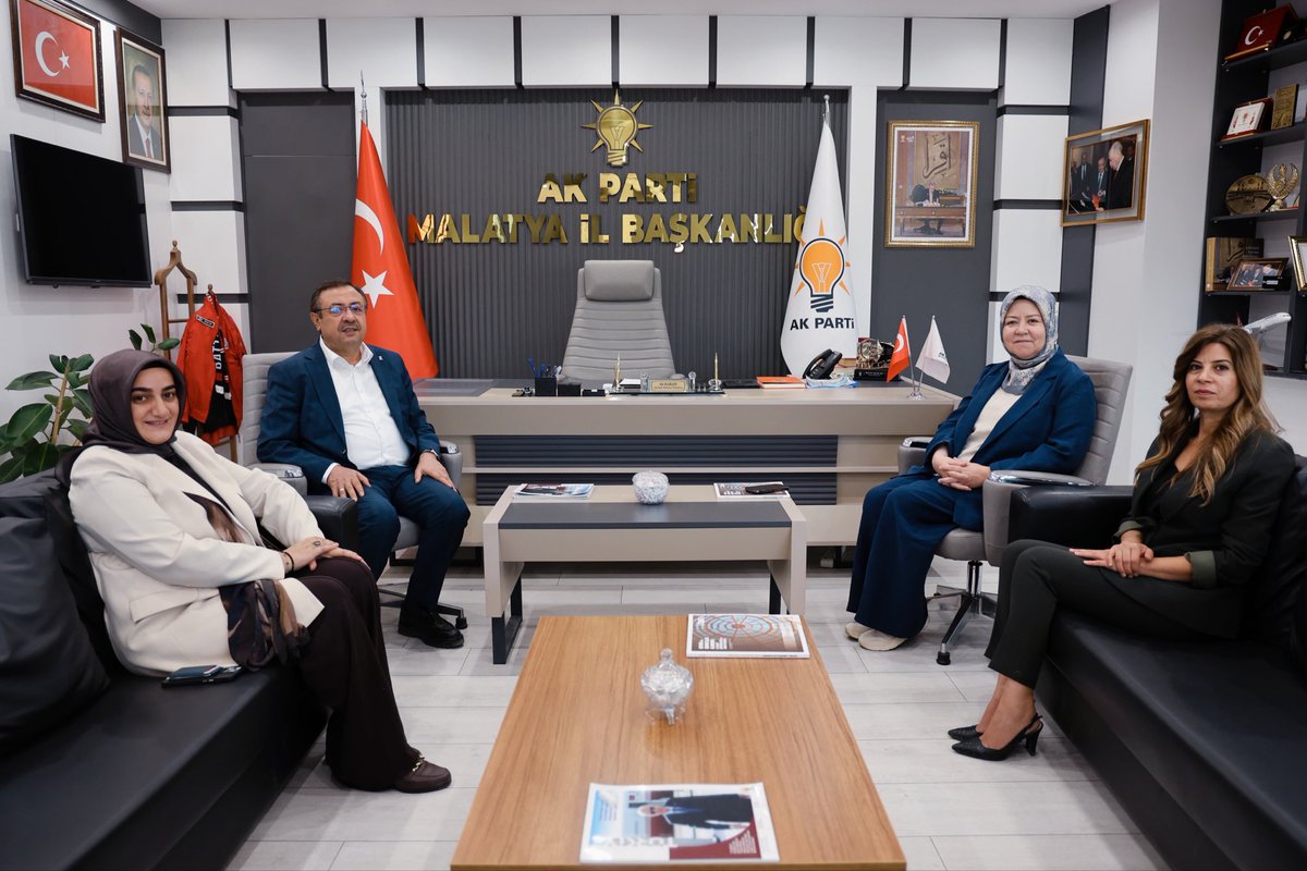 esn_ylmz44's tweet photo. Genel Merkez Kadın Kolları MKYK Üyemiz ve Bölge Koordinatörümüz Sayın Hatice Çakmak ve İl Koordinatörümüz Sayın Sevilay Odak’la birlikte, İl Başkanımız Sayın Ali Bakan’ı ziyaret ettik.

Nazik ev sahipliği ve kıymetli değerlendirmeleri için İl Başkanımıza teşekkür ediyoruz. https://t.co/Vd9uFBKUNe