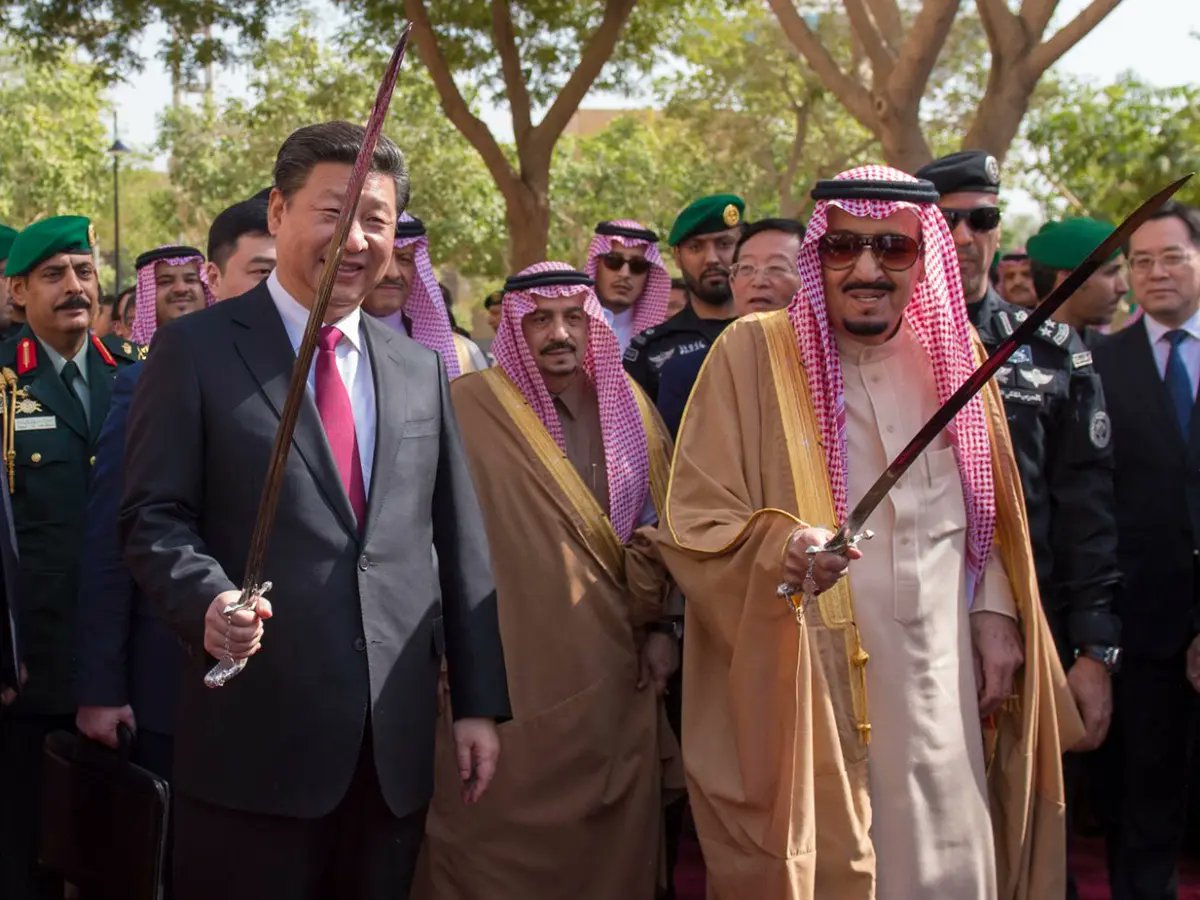 abdullahassahem's tweet photo. يبدو أن السعودية بدأت تفعل ما فعلته تركيا سابقا مع أمريكا...فهل وصلت الرسالة السعودية لامريكا؟!

انظر...

ما حدث خلال الأيام الماضية مهم جدا جدا جدا...

- الحوثي يريد اليمن كاملا بالسياسة...
- إيران تريد استعادة جزء من نفوذها الإقليمي بعد خسائرها المتتالية...
- أمريكا تريد حماية المصالح الإسرائيلية..
- إسرائيل تريد السعودية بوابة لتطبيع أوسع مع العالم الإسلامي كله..
وتريد تمرير مشروع IMEC لربط الهند بالخليج ثم إسرائيل وأوروبا من خلاله، والذي عرقلته المملكة العربية السعودية وبنت مسارا جديدا مع سوريا!

والخطة كانت ستتم بالضغط على السعودية...هرمز من جهة...باب المندب من جهة أخرى...حصار السعودية حتى من العراق ...وهذا بات واضحا من الموقف الامريكي والترتيب لسيطرة الحوثي على باب المندب ورفض الترامب الدخول الى جانب حليفهم السعودي..وفتح قناة مباشرة سرّية مع الحوثيين،وذلك قبل السيطرة على باب المندب ما يؤكد ان كل شيء تم بترتيب امريكي اسرائيلي!

لذلك يبدو ان السعودية قررت الذهاب باتجاه آخر بعد كل هذه التلاعبات والغدر والخيانة!!!

وهنا تبدأ القصة الجديدة...
السعودية فتحت قناة مع الصين، والصين قالت للسعوديين "ابشروا"
...الصين امرت ايران بايقاف هذه المهزلة...وهذا يذكرني مباشرة بما فعله حليف أردوغان دولت بهجلي عندما لوح سابقا بمشروع TRÇ:
تركيا...روسيا...الصين.

وكانت الرسالة التركية للأمريكيين وقتها واضحة جدا:
إذا بالغتم في الضغط علينا...لدينا شرق نستطيع أن نذهب إليه.

ولم يكن المقصود أن تركيا ستترك الغرب في اليوم التالي...بل أن تقول لواشنطن: أنت لست الخيار الوحيد.

ويبدو أن السعودية بدأت اليوم تستخدم اللغة نفسها...إذا لم تتوقف امريكا عن دعم الحوثي....هناك الصين.

وإذا استمرت واشنطن في الضغط السياسي والأمني...فقد تصبح العلاقة مع بكين وموسكو أعمق بكثير من مجرد تجارة واستثمارات.

والأهم أن هذه ليست مجرد تهديدات على الورق...القناة السعودية مع الصين بدأت تتحرك فعلا لوقف الضغط القادم من إيران والحوثي وامريكا واسرائيل.

لذلك، في تقديري، السعودية بدأت تلتقط الدرس التركي نفسه:
لا تقطع علاقتك بأمريكا...لكن يجب ان تفهم امريكا ان هناك بديلا عنها.

وهذا البديل لديه مصالح عندنا .. لديه اوردرات نفط يريدها .. والكاش الصيني جاهز للدفع .. لذلك اعتقد ان الضربة السعودية لامريكا كبيرة وكبيرة جدا وهناك رائحة ترتيب تركي لهذه الخطوة فـ الاتراك ملوك التلاعب على التوازنات الاقليمية....لننتظر ونرى!