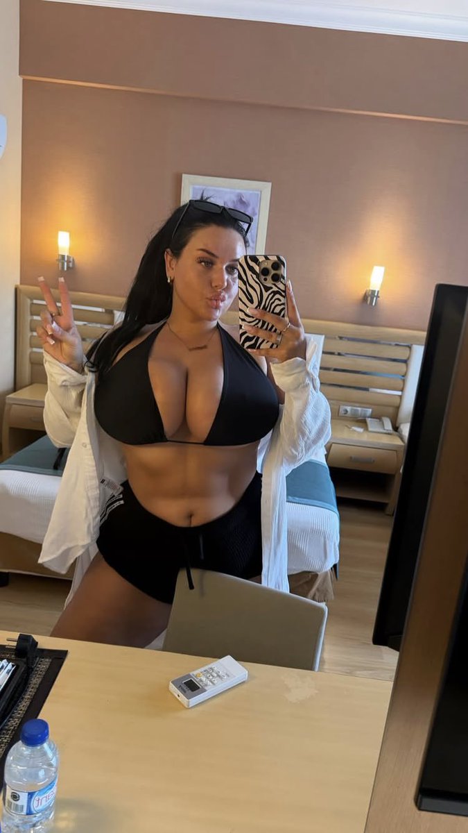chavloco's tweet photo. Those council estate tits are bigger than her head https://t.co/r6jCl3eLL2