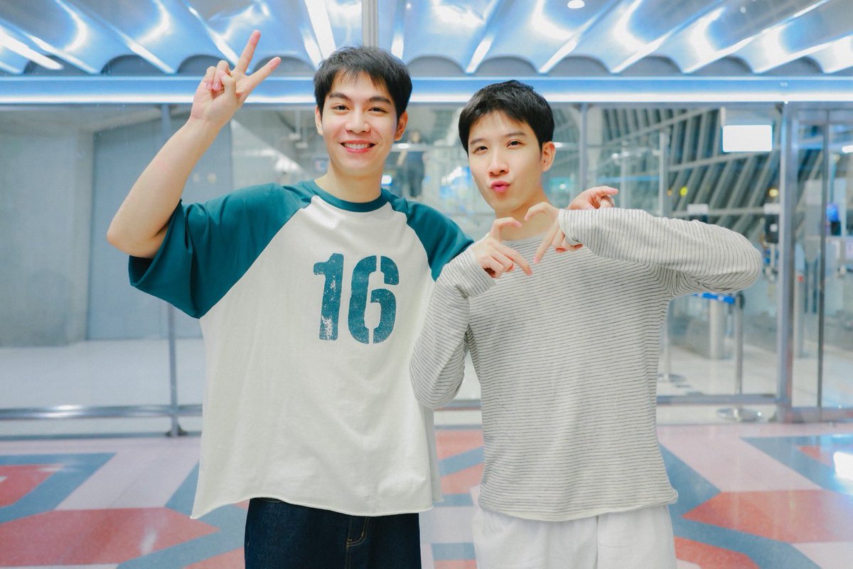 GMMTV's tweet photo. HEY SYDNEY FANS! 👋🏻

We’re on our way to see you all! ✈️💨
Who’s ready to see us?! 👀🙌🏻

SEE YOU IN SYDNEY! ✨

#GMMTVFANDAY34INSYDNEY
#FirstKhaotungXFanday34inSYDNEY
#SeaKeenXFanday34inSYDNEY
#CLOVERFANSIGNINSYDNEY https://t.co/nCSckvLos8