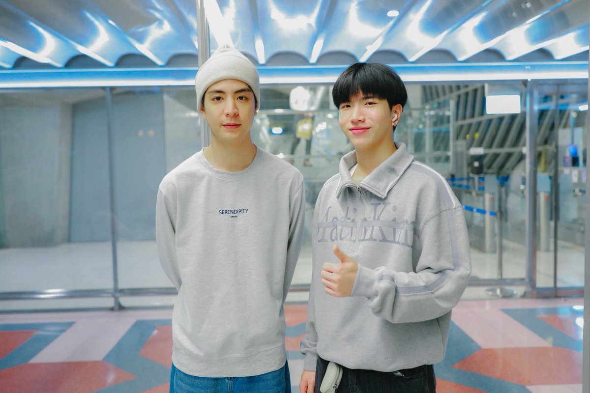 GMMTV's tweet photo. HEY SYDNEY FANS! 👋🏻

We’re on our way to see you all! ✈️💨
Who’s ready to see us?! 👀🙌🏻

SEE YOU IN SYDNEY! ✨

#GMMTVFANDAY34INSYDNEY
#FirstKhaotungXFanday34inSYDNEY
#SeaKeenXFanday34inSYDNEY
#CLOVERFANSIGNINSYDNEY https://t.co/nCSckvLos8