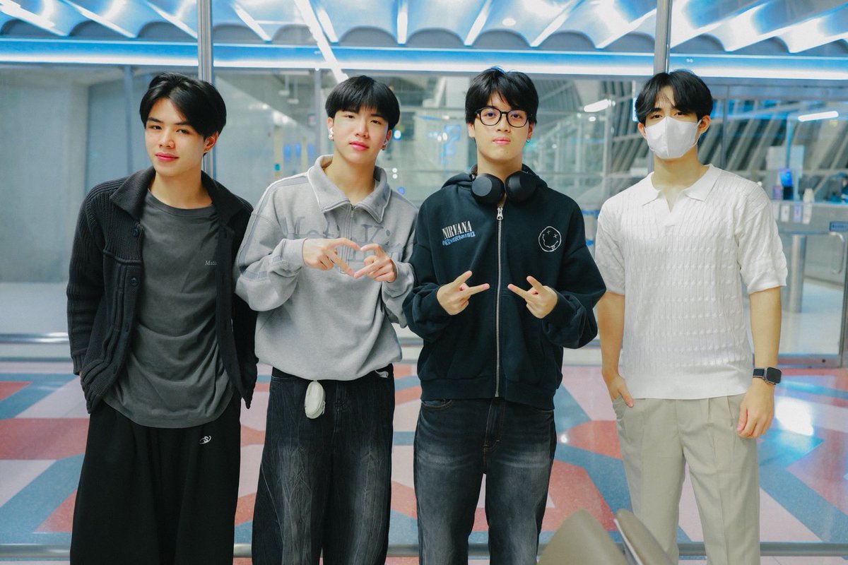 GMMTV's tweet photo. HEY SYDNEY FANS! 👋🏻

We’re on our way to see you all! ✈️💨
Who’s ready to see us?! 👀🙌🏻

SEE YOU IN SYDNEY! ✨

#GMMTVFANDAY34INSYDNEY
#FirstKhaotungXFanday34inSYDNEY
#SeaKeenXFanday34inSYDNEY
#CLOVERFANSIGNINSYDNEY https://t.co/nCSckvLos8