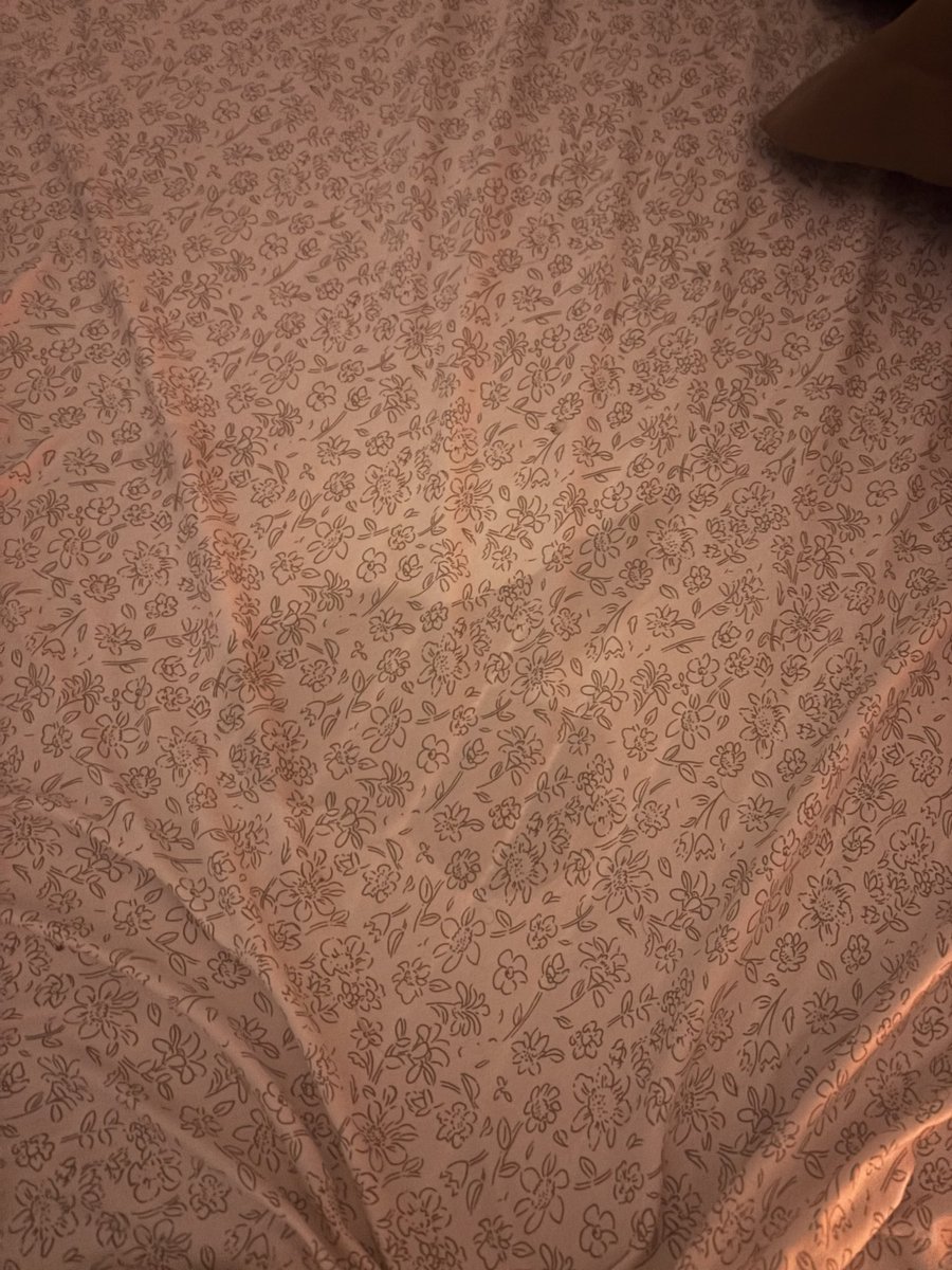 DomTopTeddyBear's tweet photo. my bf squirted all over the sheets and my face 😋😮‍💨 https://t.co/VwbK6BSSMT