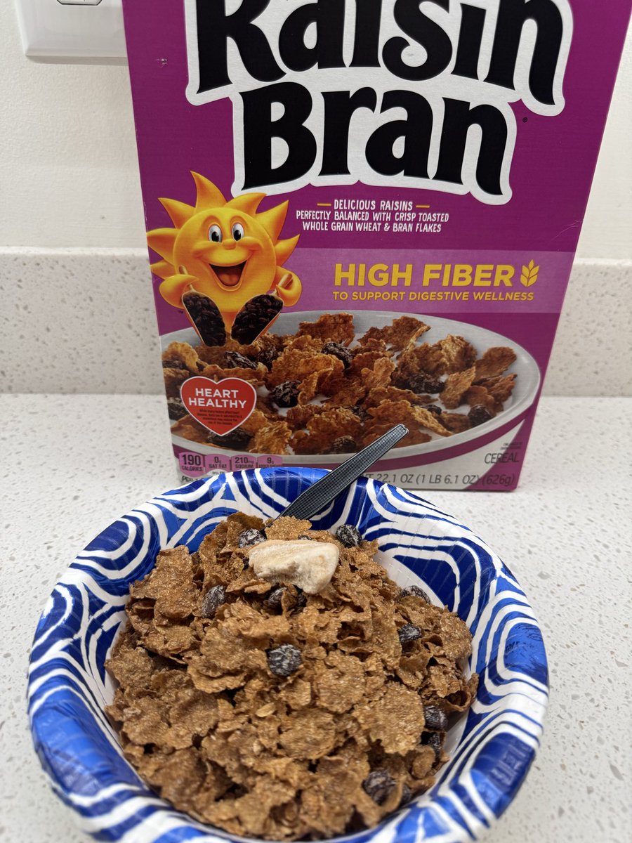 marthafoooker's tweet photo. So trying to get my day started and this came out of my @KelloggsUS cereal. 

Does anyone know what this I am grossed out? @FDA https://t.co/XpoaNqdEWE