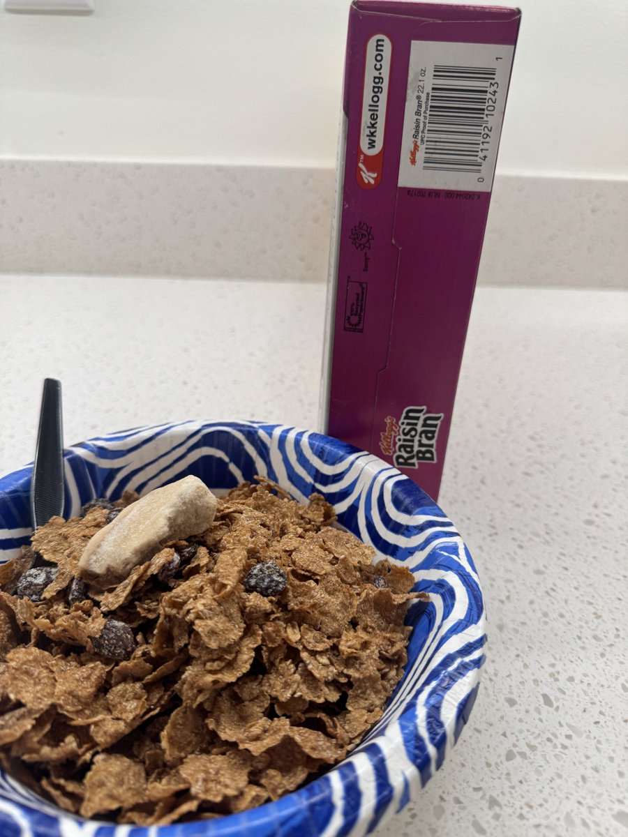 marthafoooker's tweet photo. So trying to get my day started and this came out of my @KelloggsUS cereal. 

Does anyone know what this I am grossed out? @FDA https://t.co/XpoaNqdEWE