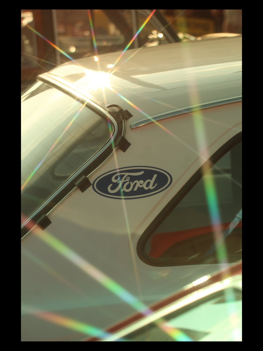 BonnySquarnoh's tweet photo. Final shots from British Classic Car Night at Poole Quay last Friday. Canon EOS 4000D with orange, green, and Starburst filters attached. https://t.co/xORYD5Td50