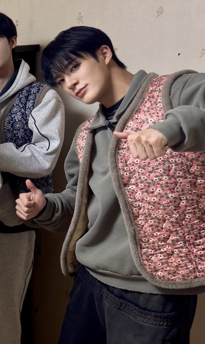 jenoobluu's tweet photo. jeno dengan pose jempol nya👍🏻 https://t.co/Zu5QeQZ2St