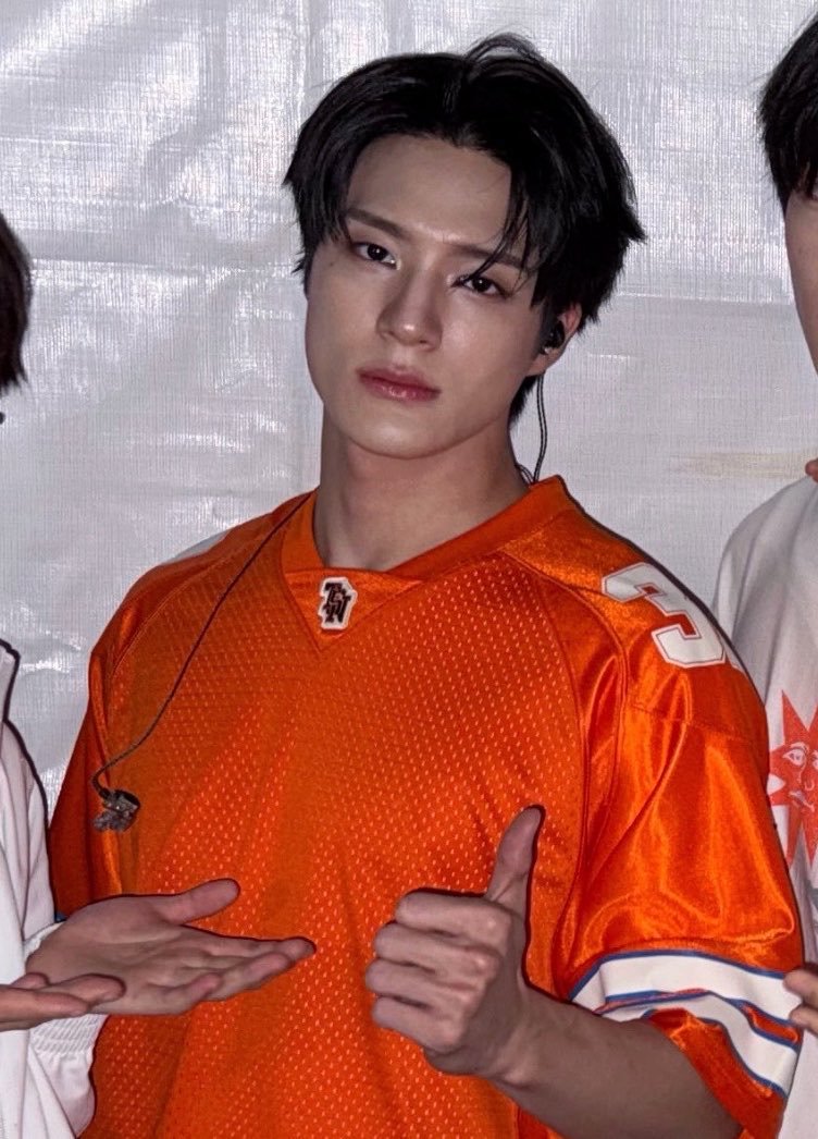 jenoobluu's tweet photo. jeno dengan pose jempol nya👍🏻 https://t.co/Zu5QeQZ2St