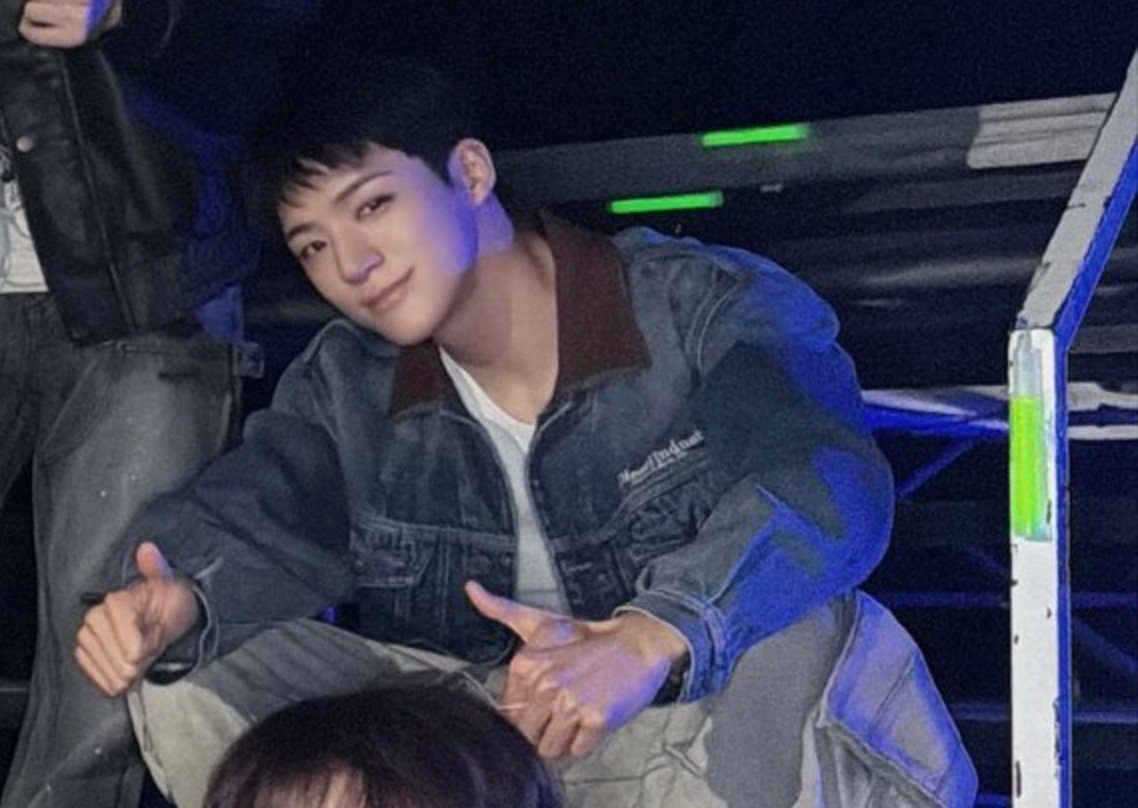 jenoobluu's tweet photo. jeno dengan pose jempol nya👍🏻 https://t.co/Zu5QeQZ2St