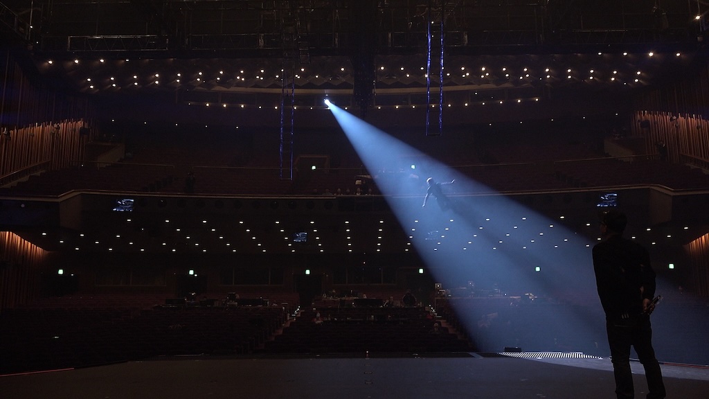 sapienstoday's tweet photo. 【#NEWS】ドキュメンタリー『Documentary of Endless SHOCK -最終公演の舞台裏-』@DisneyPlusJPの場面カット写真はこちら！

詳しくは👉https://t.co/2gZ7jZIXta

#DisneyPlus #EndlessSHOCK #TravisPayne #堂本光一 #トラヴィス・ペイン #ステイシー・ウォーカー #おすすめ https://t.co/2IDjBWnaxq