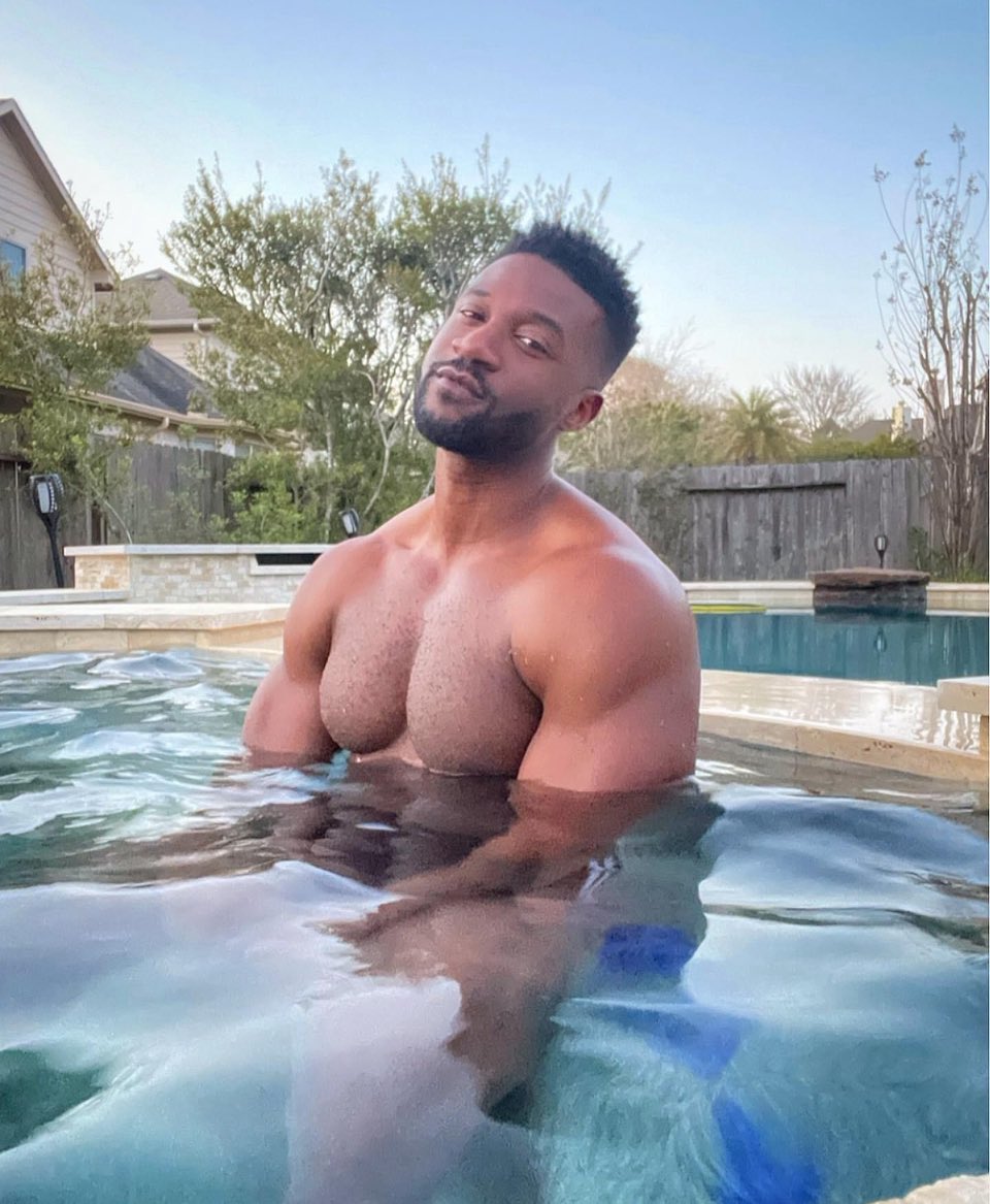 10inchesguy's tweet photo. Come swim with me daddys😜 https://t.co/Y8SxXYU72G