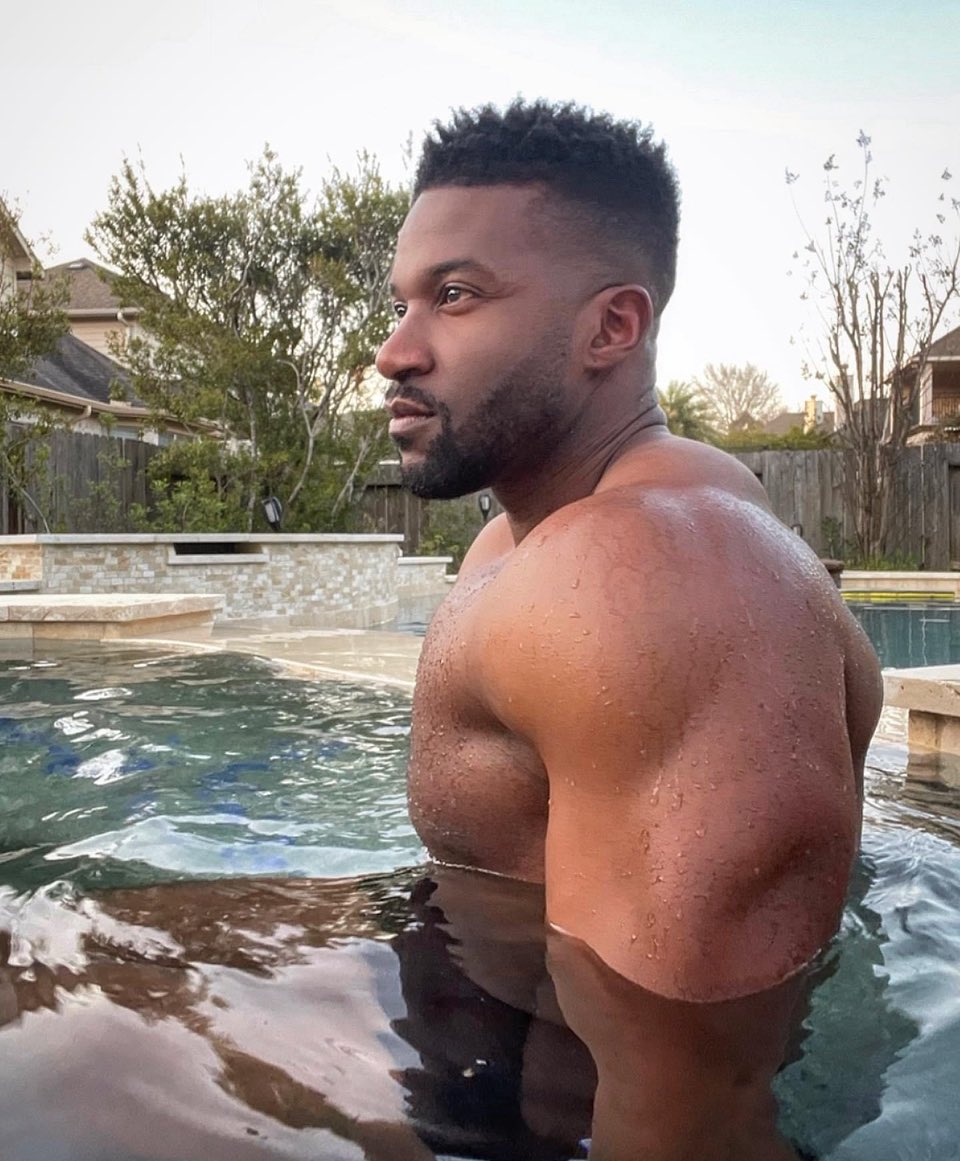 10inchesguy's tweet photo. Come swim with me daddys😜 https://t.co/Y8SxXYU72G