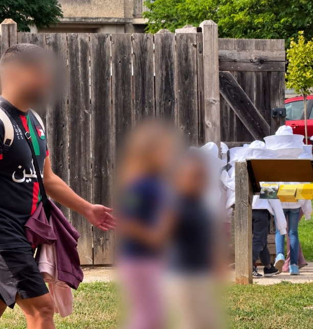 SirenesFR's tweet photo. 🔴 Polémique après qu'un accompagnateur a encadré les enfants d'une école primaire à Bourg-en-Bresse avec un tshirt militant en soutien à la Palestine.

De quoi relancer le débat sur la neutralité des encadrants, bénévoles ou non. 🇵🇸 (Buisson) https://t.co/qwCwkoO75R
