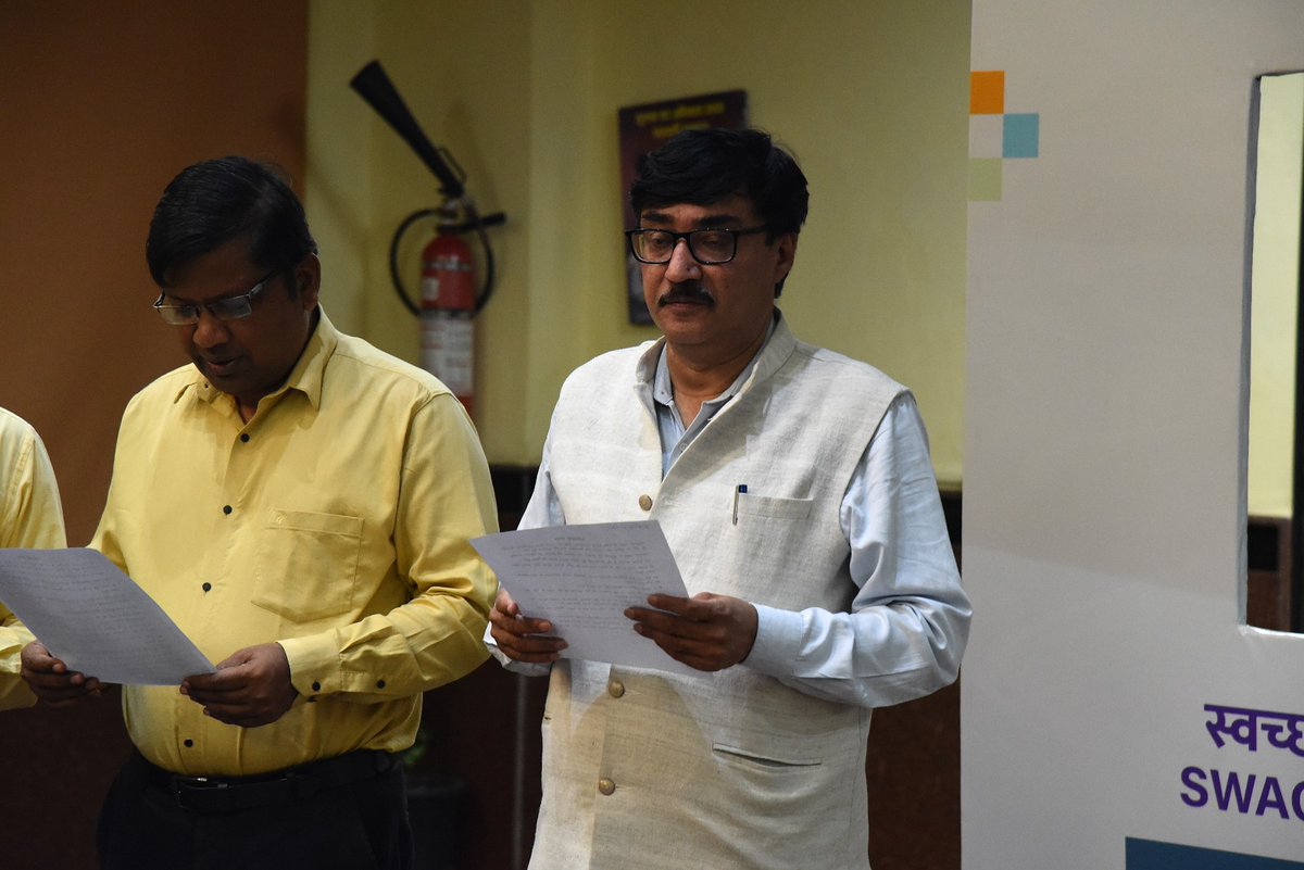 icarindia's tweet photo. ICAR officials at Krishi Anusandhan Bhawan, New Delhi, joined #SwachhataHiSeva2026 as Dr. Rajbir Singh administered the Swachhata Pledge, reaffirming their commitment to cleanliness. #SHS2026 #ICAR @ChouhanShivraj @PIB_India @AgriGoI https://t.co/UyD78FebBl
