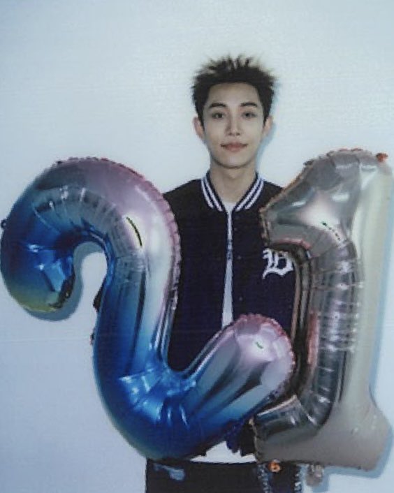 terjemahinRYUL's tweet photo. Welcome to 20s club, 김률💞

#태어난날부터_RYULSTYLE
#20thRyulStyle https://t.co/sjmjQxcYbn